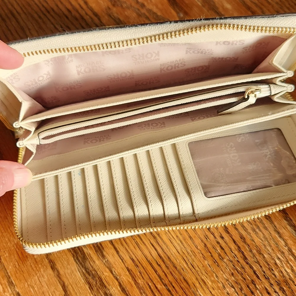 Michel Kors wallet - Picture 4 of 4